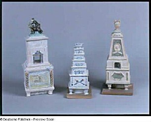 Drei Etagenofen-Modelle : Drei Etagenofen-Modelle. Fayence, glasiert, bemalt (1. H. 20. Jh.; K. Feuerriegel). Museum im Schloß Frohburg V 432/01, V 446/01, V 449/01