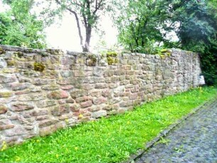 Kirchhofmauer im Süden von Ortsseite mit Werksteinen im Mauersteinverbandr (erhaltene Höhe halbe originale Höhe - Wehrgang mit Schießscharten abgetragen)