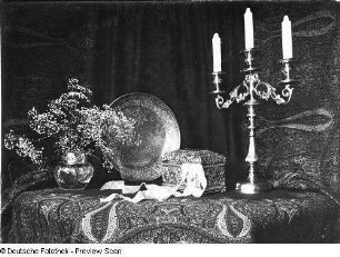 Stilleben mit Silbergegenständen