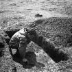 Tunneltal: Stellmoor: archäologische Ausgrabung des Prähistorikers Alfred Rust: "Opferteich" von Rentierjägern der späten Eiszeit: Geologe Hussein Homci im Grabungsschnitt