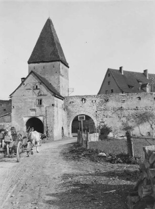 Stadtmauer mit Tordurchfahrt : Unbekannter Ort. Stadtmauer mit Tordurchfahrt