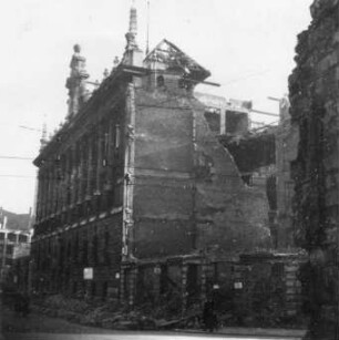Teilzerstörtes Altes Grassimuseum, Ecke Peterssteinweg und Wilhelm-Leuschner-Platz (Königsplatz)