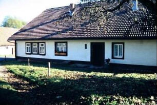 einstöckiges, langgezogenes Haus