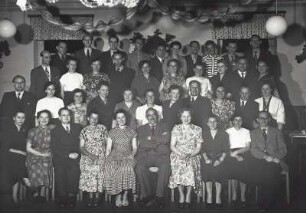 Gruppenbild zur Silbernen Konfirmation im Gastraum