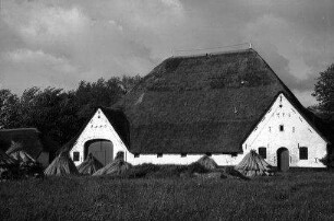 Garding: Friesengutshof, Wirtschaftshof [mit Garben]