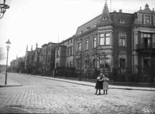 Blick auf Südseite der Lafontainestraße vom Advokatenweg aus. Rechte Bildseite - zwei spielende Kinder auf der Straße