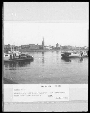Düsseldorf, Stadtansicht : Düsseldorf. Altstadtufer mit Lambertuskirche und Schlossturm. Blick vom linken Rheinufer