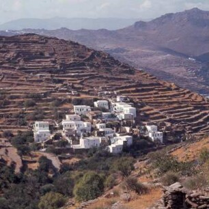 Tinos (Insel), Pánormos im Westen der Insel; dahinter Andros. Sett.9