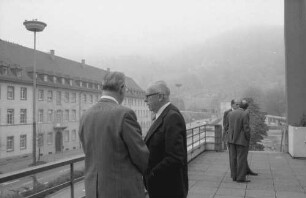 Freiburg: Kongresshalle [am Karlsplatz], Justizminister Posser, Bundespräsident Heinemann, auf Terrasse