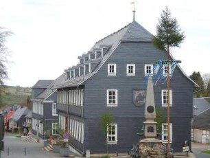 Grossbreitenbach - Rathaus : Das schiefergedeckte Rathaus, aufgenommen in Grossbreitenbach am 29, April 2012