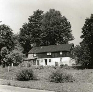 Raun (Kreis Oelsnitz). Wohnstallhaus, Dorfstraße 5 (um 1800). Traufseite