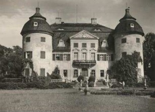 Radibor-Milkel, Schloss. Gartenseite mit Skulpturen