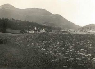 Chiemgauer Alpen. Wildbichl in Tirol. Bayrisches Zollhaus und Gasthof Wildbichel gegen Spitzstein (1596 m)