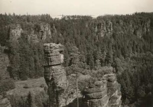 Sächsische Schweiz. Blick von der Johanniswacht bei Schweizermühle über das Bielatal (mit Herkulesfelsen) auf die oberen Feldfluren von Rosenthal