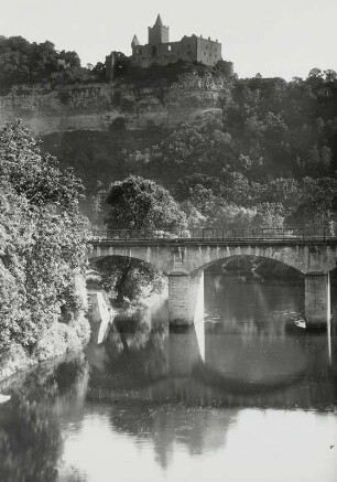 Bad Kösen, Rudelsburg : Bad Kösen. Saale mit Eisenbahnbrücke. Blick nach Südsüdosten gegen die Rudelsburg