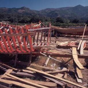 Samos. Skala Marathokampu. Bootswerft hinterm Kerkéteos. E70