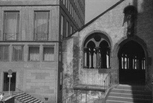 Aschaffenburg: Treppe mit gotischem Bogen zur Stiftskirche und Rathausneubau
