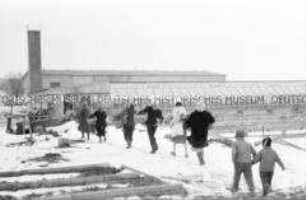 Hausfrauenbrigade der LPG Niepars (Kr. Stralsund) mit Kindern auf dem Weg in ein Gewächshaus