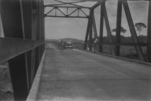 Eisenträgerbrücke : Automobil am Rande einer Eisenträgerbrücke innerhalb der Kautschukpflanzung der Firma Firestone.