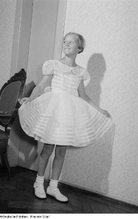 Ein Mädchen präsentiert ein Kleid