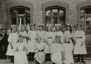 Frohburger Schulfest 1912, Mädchengruppe mit Spinnrockenstöcken