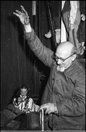 Freiburg: Schichte Marionettentheater, Herr Schichte mit Figur