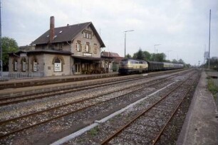 Blaufelden Lok 218 202 Eilzug Ulm-Crailsheim Mdie-Wagen Bnb-Wagen Empfangsgebäude Bahnsteig Gepäckkarren