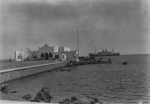 Stadt Rhodos, Pier an der Hafeneinfahrt. Blick auf Passagierschiff