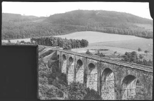 Löbau. Eisenbahnviadukt m. Löbauer Berg u. Aussichtsturm