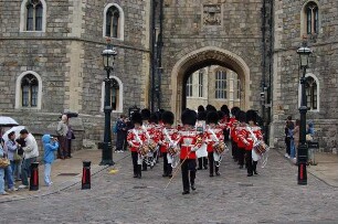 Windsor bei London - Königliche Garde : Königliche Garde verlässt nach der Wachablösung Schloss Windsor, aufgenommen am 15. Mai 2006