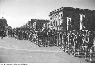 Berlin, 3. Weltfestspiele der Jugend und Studenten, Sportlerparade, August 1951