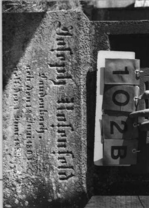 Grabstein 102 (Index: 100116271) Material: Sandstein Zustand: gut Maße HxBxT: 170x54x20 cm Beschreibung: aufgesockelte Stele mit Rundbogenabschluß und eingetieftem Schriftfeld, weiteres Schriftfeld am Sockel Symbolik: aufgeschlagenes Buch mit der Aufschrift Gebetsbuch: Grabstein 102B