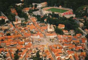 Bischofswerda. Altstadt mit Altmarkt und Christuskirche gegen Sportplatz 2. Luftbild-Schrägaufnahme. von Südwesten
