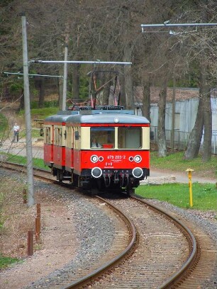 Oberweissbach - elektrische Bergbahn : Ein Zug der elektrischen Bergbahn nähert sich dem Haltepunkt Oberweissbach im Thüringer Wald, aufgenommen am 29. April 2012
