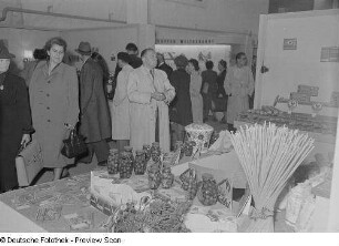 Besucher an einem Messestand mit Lebensmitteln