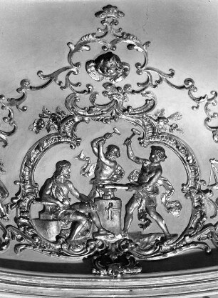 Schmiede als Element des Feuers (Relief) : Schmiede als Element des Feuers (Relief). Linderhof (Ettal), Schloss Linderhof, Gelbes Kabinett