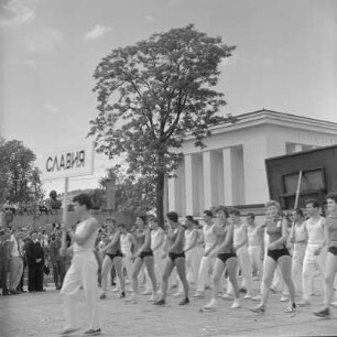 Demonstration zum Jahrestag der Befreiung von Faschismus am 9. September 1957 im Stadtzentrum Sofias