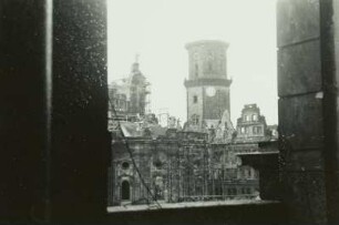 Ruinen der ehemaligen Katholischen Hofkirche (links) und des Residenzschlosses mit Hausmannsturm : Dresden-Altstadt. Ruinen der ehemaligen Katholischen Hofkirche (links) und des Residenzschlosses mit Hausmannsturm