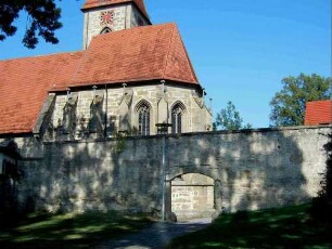 Rieden-Ansicht von Süden mit Kirche (Gotischer Neubau 15 Jh) über Kirchhofmauer mit erhaltenen Schießscharten in der Steinbrüstung des Wehrgangs (rückwärtiger Laufgang und Dach im 18 Jh abgetragen)