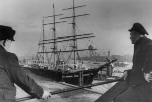 Hamburg-St. Pauli. Die 1919 in den USA gebaute Bark "Seute Deern" liegt an den Landungsbrücken vor Anker. Matrosen schauen zum Schiff