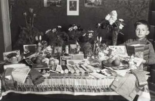 Günther Hanisch neben seinem Geburtstagstisch zum 6. Geburtstag am 22.03.1934
