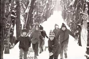 Rodeln : Kühnitzsch. Kinder im Schnee auf dem Weg zum Rodeln