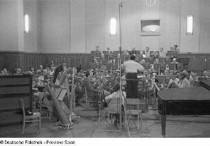 Orchesterprobe mit dem kubanischen Dirigenten Enrique González Mántici