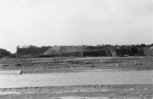 Weiße Elster : Der Flusslauf der Weißen Elster. Deponie Leipzig-Möckern (heute Nahleberg), mit nördlichem Elsterhochflutbett(heute Neue Luppe), Kamerastandort östlicher Damm wenige Meter nördlich von Heuweg- und Eisenbahnbrücke