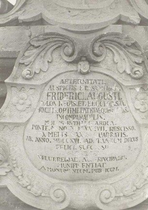 Grimma, Große Muldenbrücke, Straßenbrücke, Inschriftfeld des Wappensteines von 1724 mit den sächsisch-polnischen Wappen