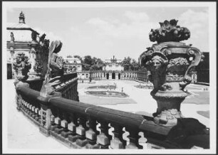 Dresden, Zwinger : Blick von der Langgalerie über den Zwingerhof zum Wallpavillon