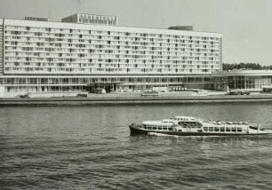 Autoauffahrt mit Bussen, PKW, Hotel St. Petersburg