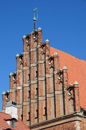 Backsteingotik : Blick auf den Backsteingiebel der Johanniskirche von 1297. Aufgenommen im Juni 2008. Foto Uwe Gerig