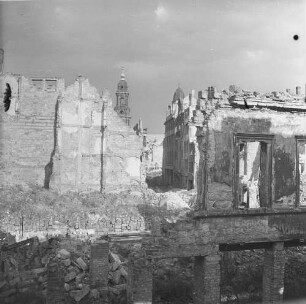 Dresden nach der Bombardierung vom 13./14. Februar 1945. Ruinen auf der Webergasse mit Blick zum Turm der Kreuzkirche und zum Rathausturm