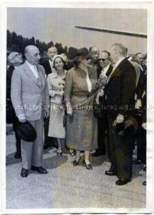Konrad Adenauer begrüßt den griechischen Ministerpräsidenten Papagos auf dem Flughafen Köln-Wahn